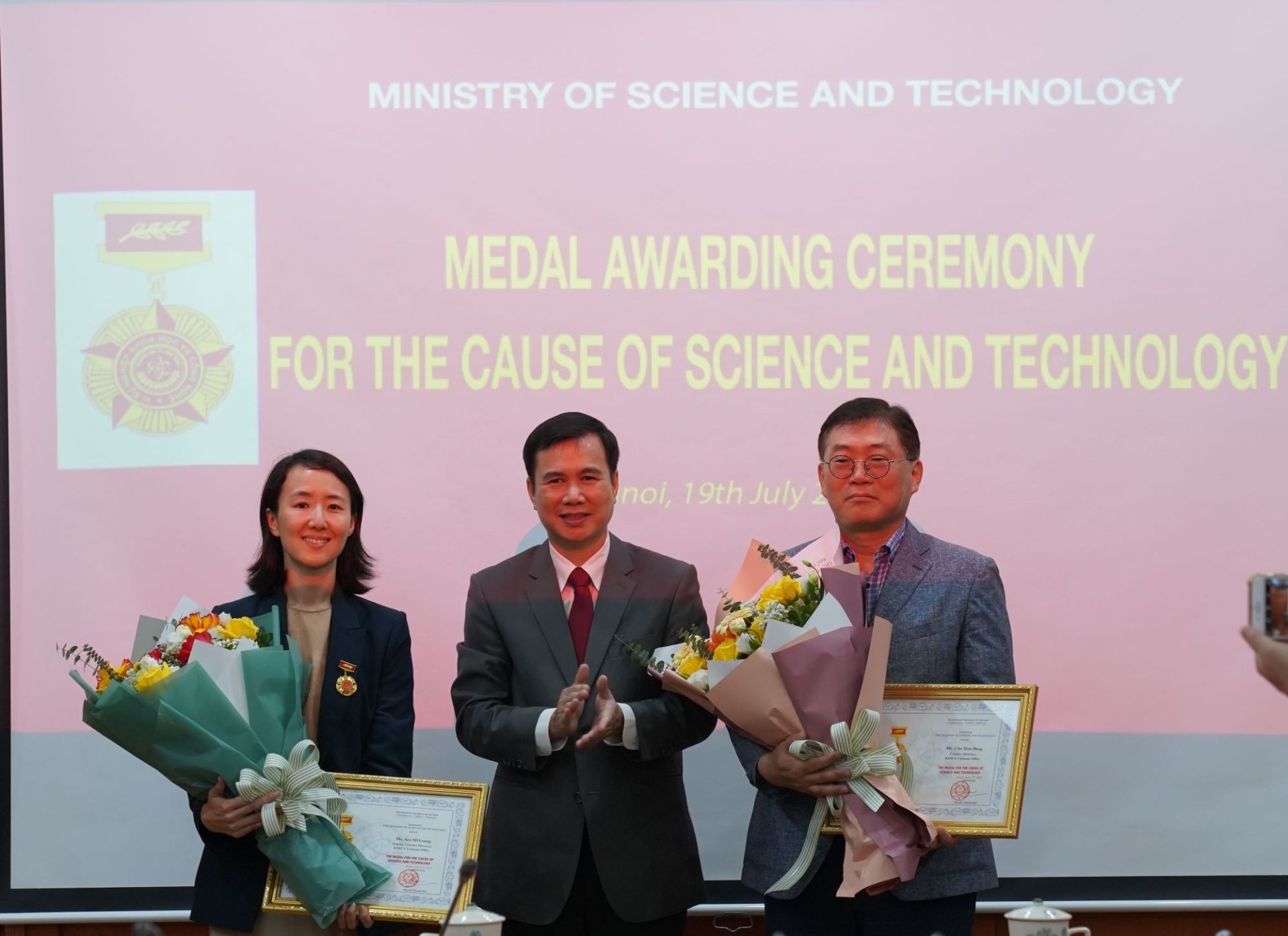 Trao Kỷ niệm chương “Vì Good8885 truy cập ổn định Khoa học và Công nghệ” cho Ông Cho Han Deog, Giám đốc 44Good88 cok đá gà, nổ hũ, xổ số, casino Văn phòng KOICA tại Việt Nam và Bà Seo MiYoung, Phó Giám đốc 44Good88 cok đá gà, nổ hũ, xổ số, casino Văn phòng KOICA tại Việt Nam