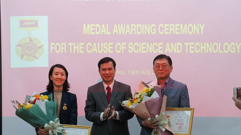 Trao Kỷ niệm chương “Vì Good8885 truy cập ổn định Khoa học và Công nghệ” cho Ông Cho Han Deog, Giám đốc 44Good88 cok đá gà, nổ hũ, xổ số, casino Văn phòng KOICA tại Việt Nam và Bà Seo MiYoung, Phó Giám đốc 44Good88 cok đá gà, nổ hũ, xổ số, casino Văn phòng KOICA tại Việt Nam